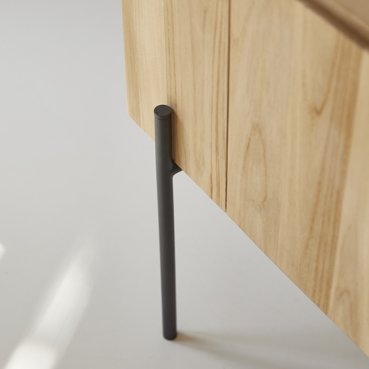 Honorine - Hoher TV Schrank aus massivem Teakholz 170 cm