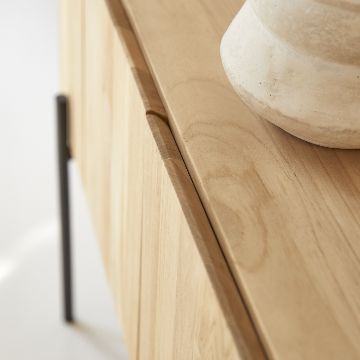 Honorine - Hoher TV Schrank aus massivem Teakholz 170 cm