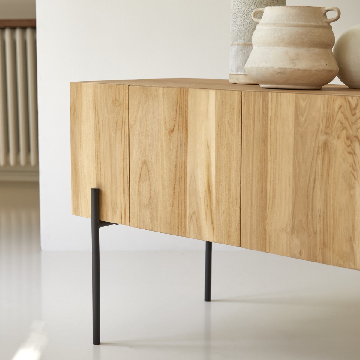 Honorine - Hoher TV Schrank aus massivem Teakholz 170 cm