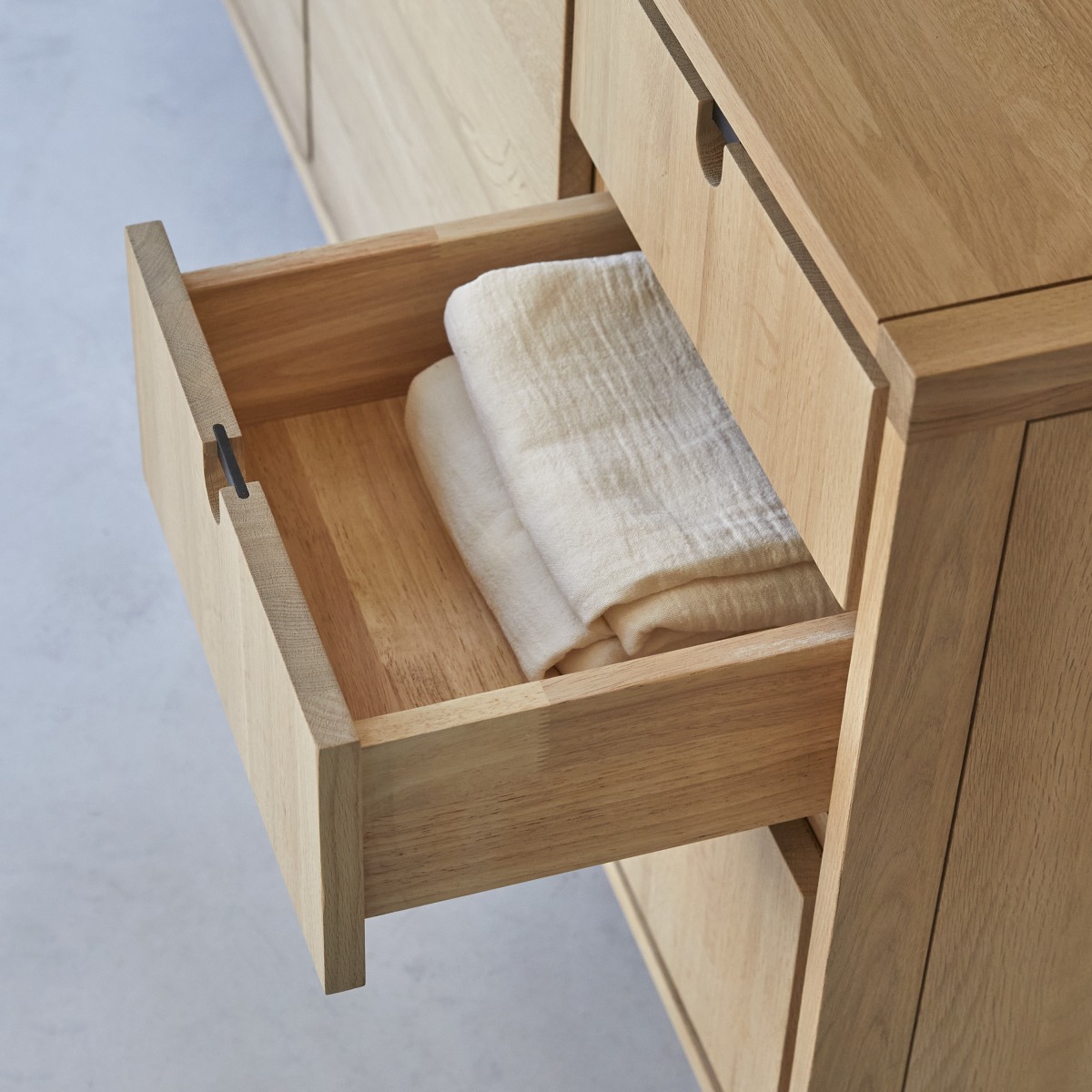 Jonàk - Buffet aus massivem Eichenholz 145 cm