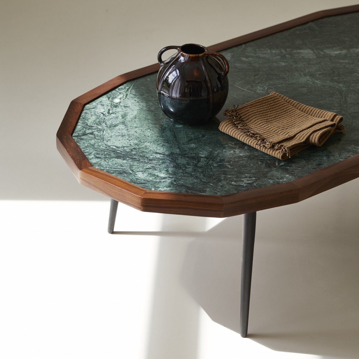 Jade - Couchtisch aus massivem Palisanderholz und Marmor