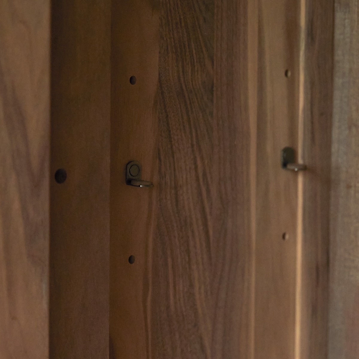 Jonàk - Hochschrank aus massivem Nussbaum