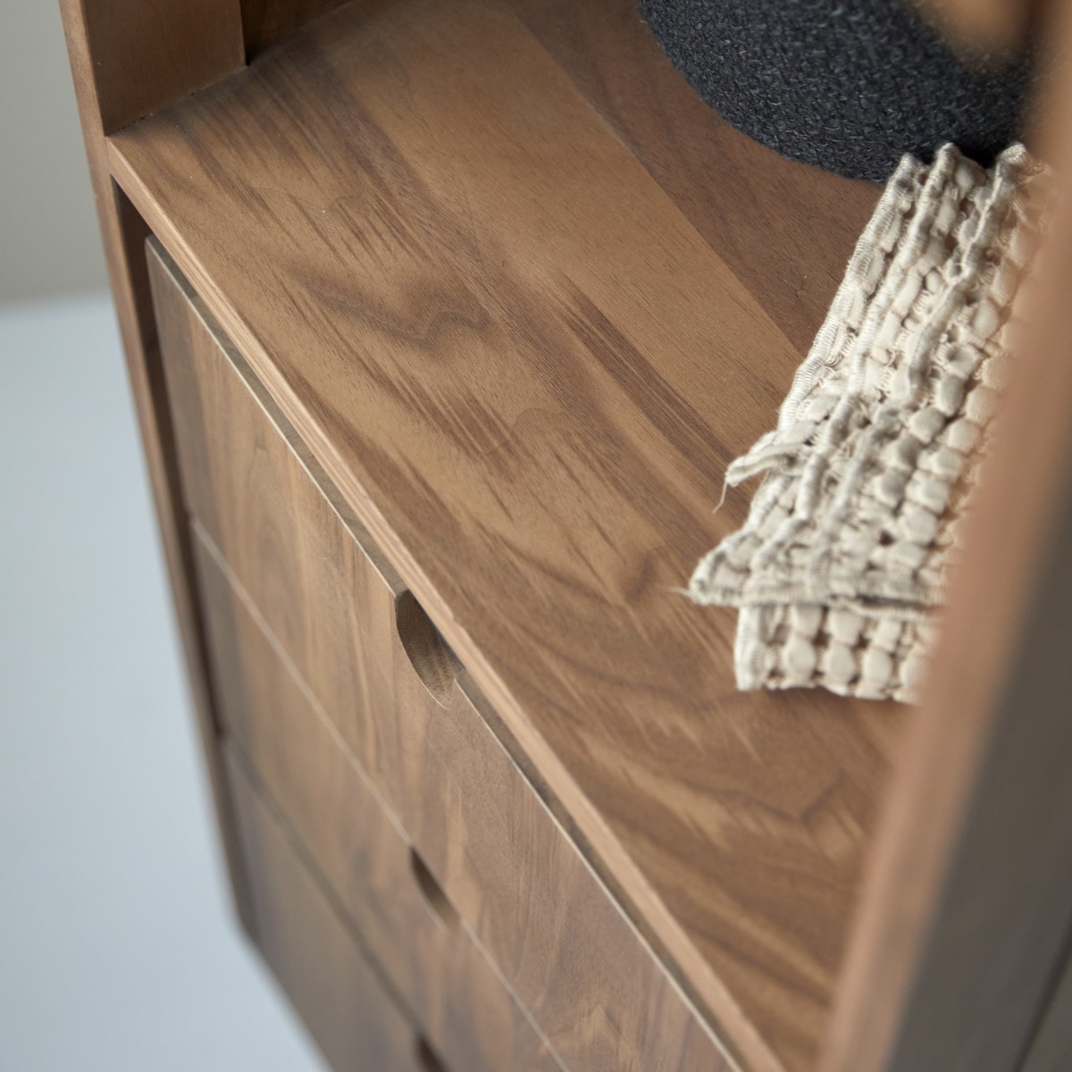 Jonàk - Hochschrank aus massivem Nussbaum