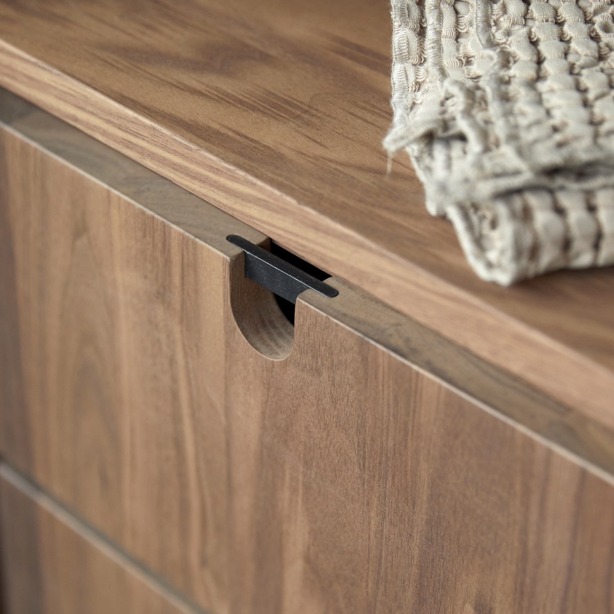 Jonàk - Hochschrank aus massivem Nussbaum