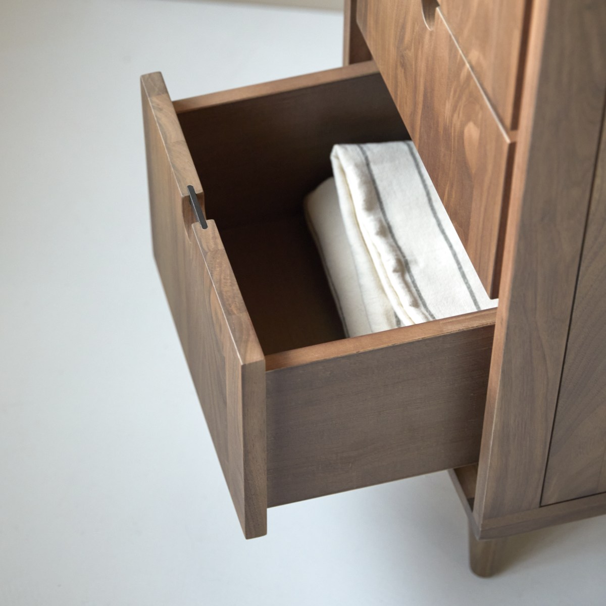 Jonàk - Hochschrank aus massivem Nussbaum