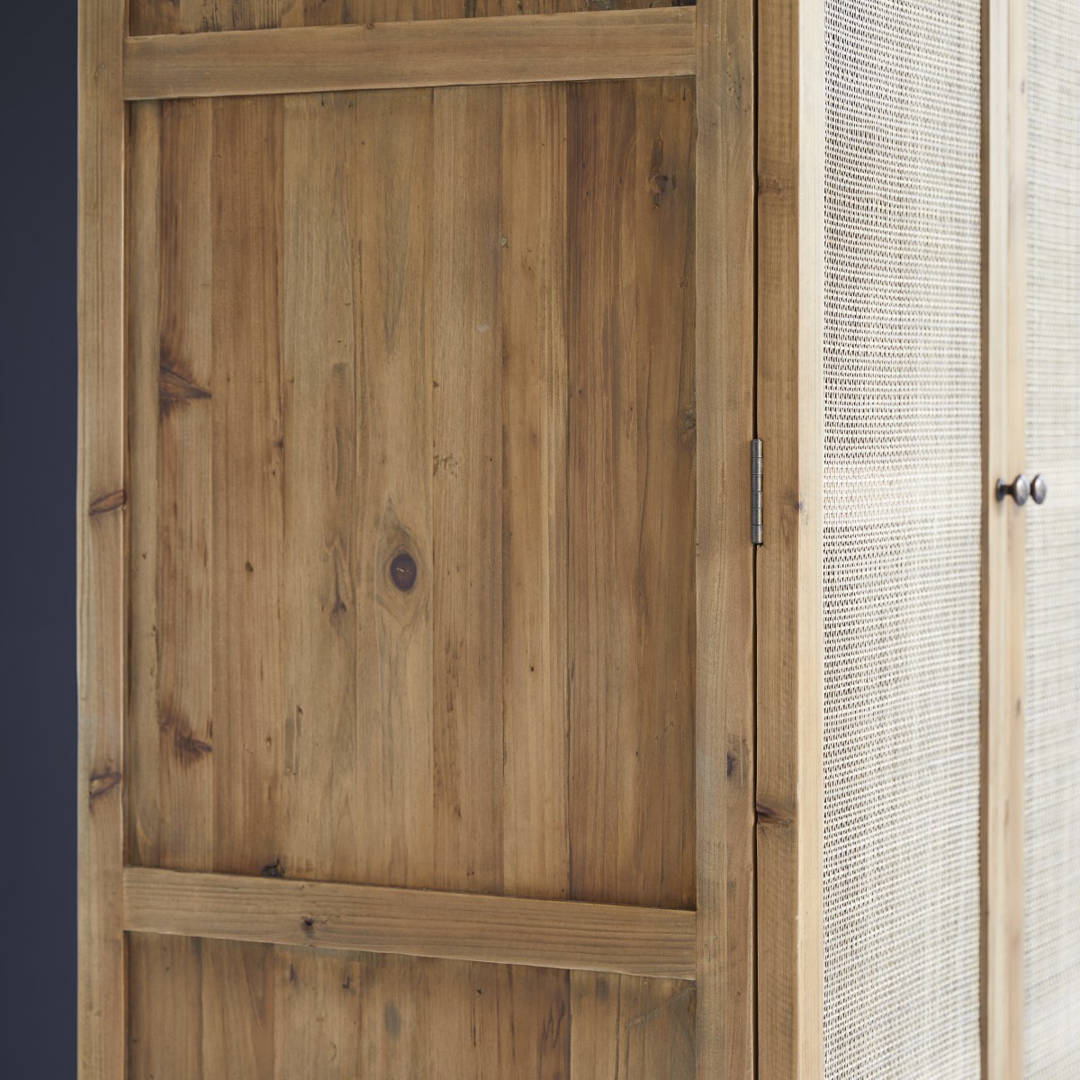 Ninon - Schrank aus Pinie und Rattangeflecht