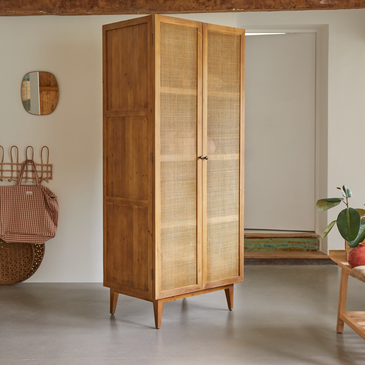 Ninon - Garderobenschrank aus Kiefer und Geflecht