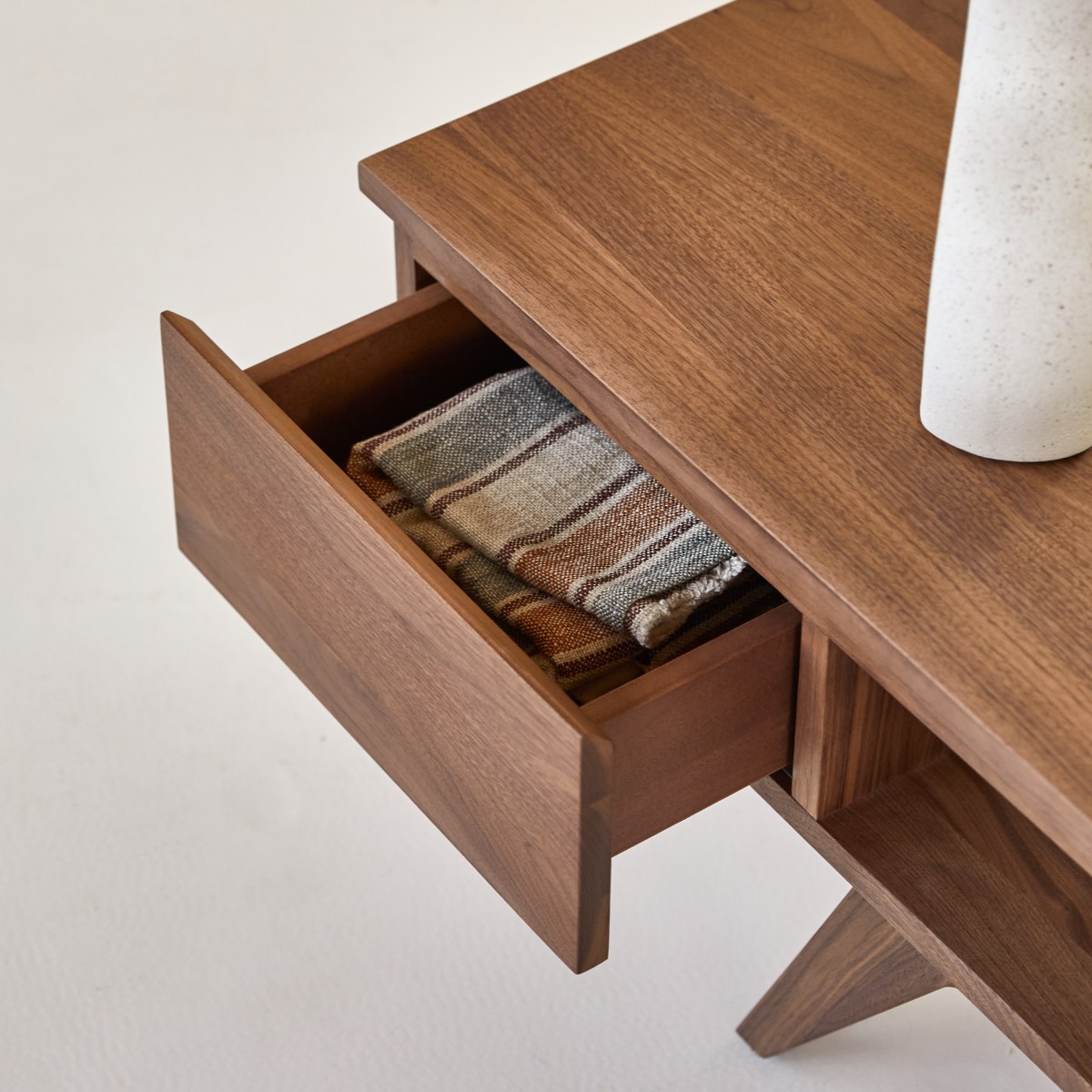 Esmée - TV Schrank aus massivem Nussbaum 180 cm