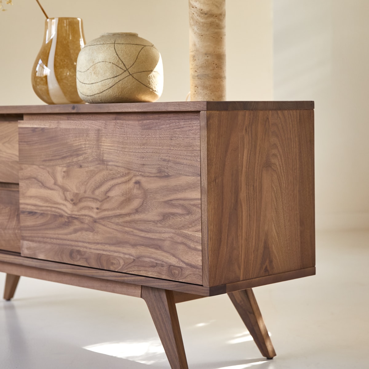 Esmée - Buffet aus massivem Nussbaum 130 cm