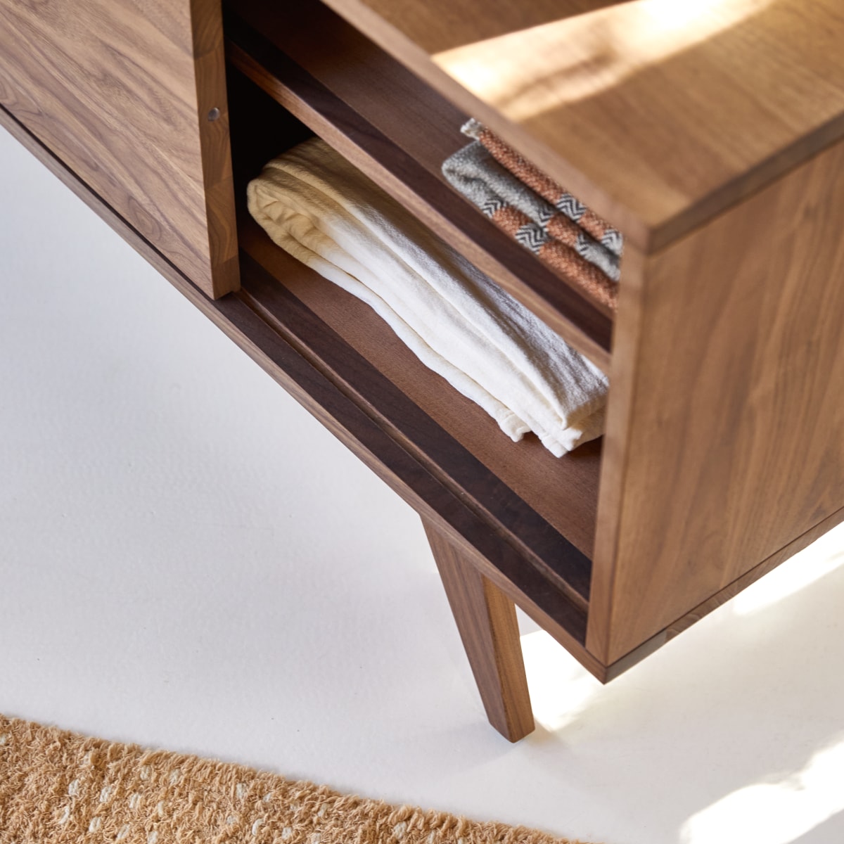 Esmée - TV Schrank aus massivem Nussbaum 130 cm