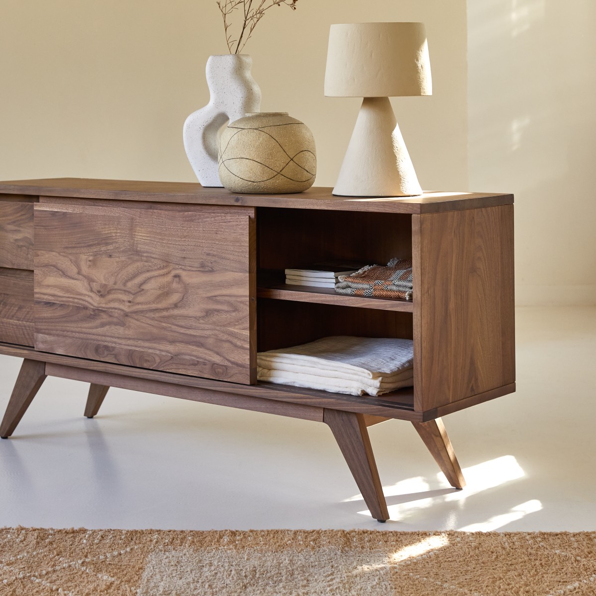 Esmée - TV Schrank aus massivem Nussbaum 130 cm
