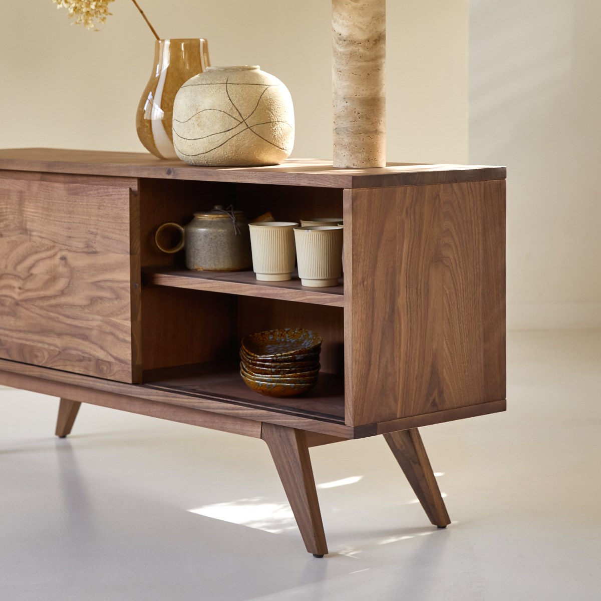 Esmée - TV Schrank aus massivem Nussbaum 130 cm