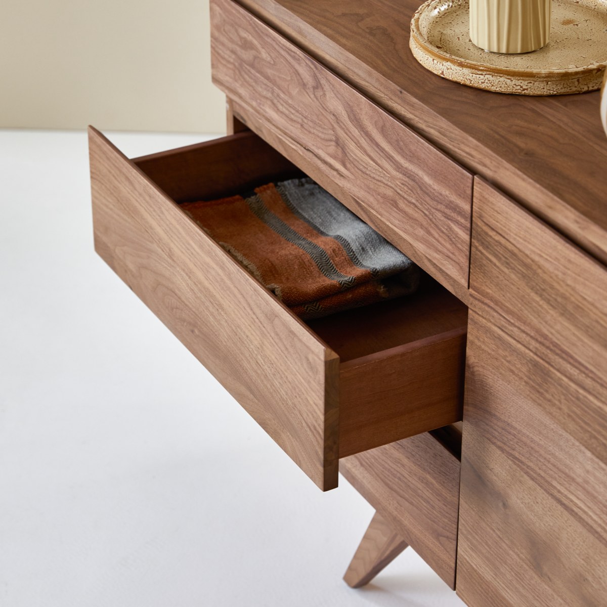 Esmée - Buffet aus massivem Nussbaum 180 cm