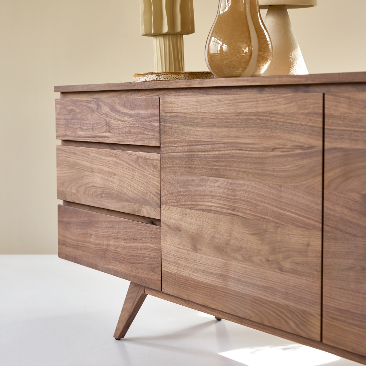 Esmée - Buffet aus massivem Nussbaum 180 cm