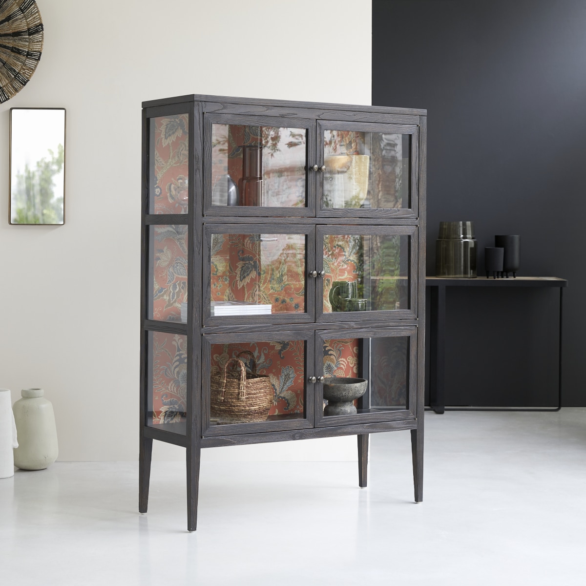 Tana - Vitrinenschrank aus Ulme