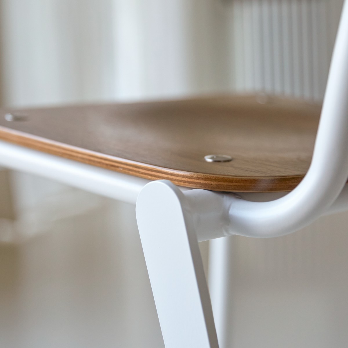 Mio - Stuhl aus Nussbaum und Metall white