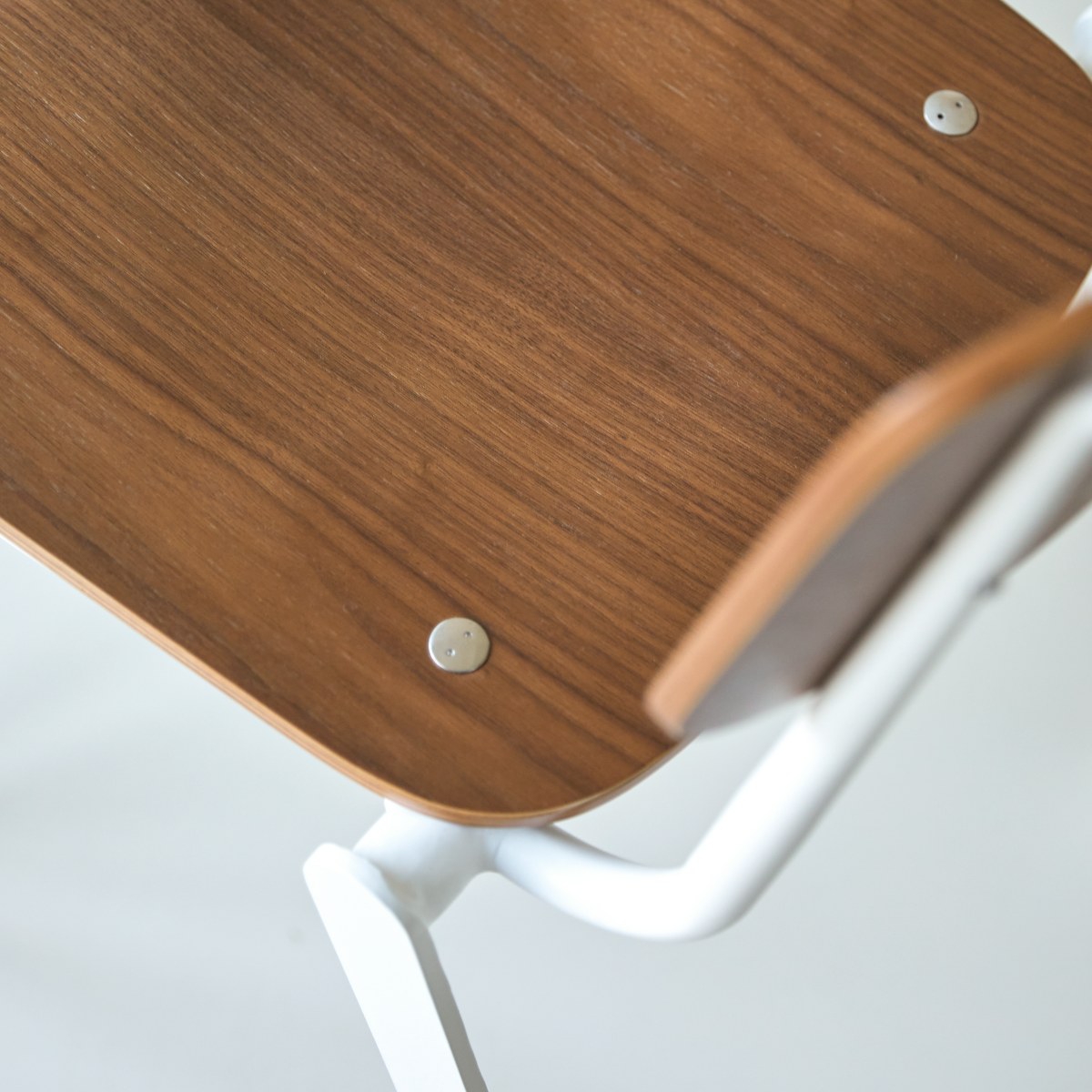 Mio - Stuhl aus Nussbaum und Metall white