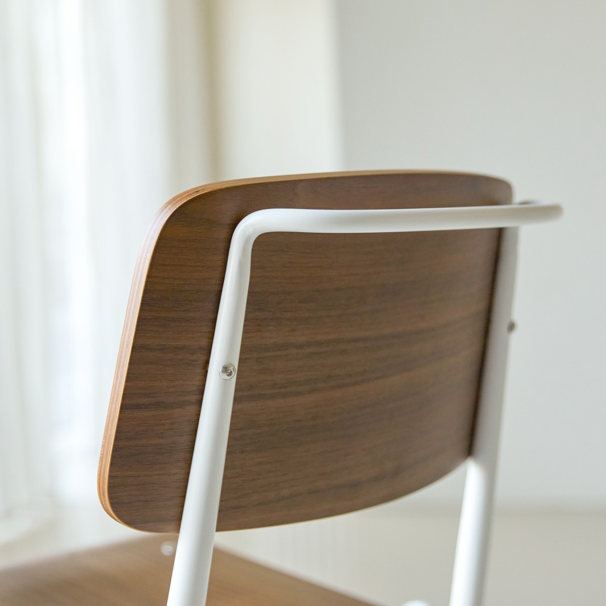 Mio - Stuhl aus Nussbaum und Metall white