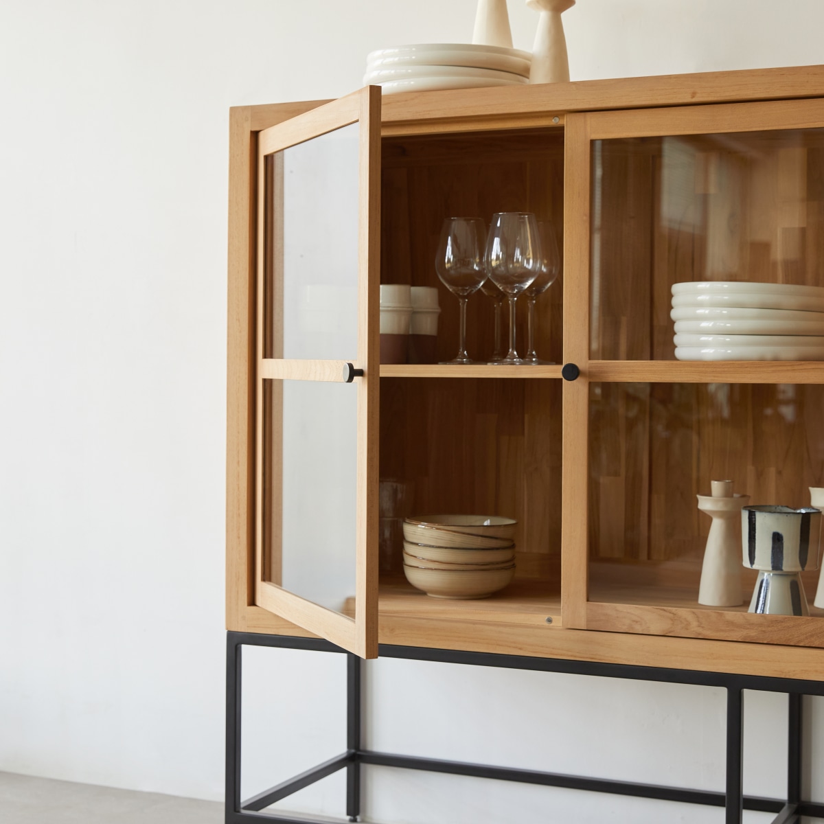 Babeth - Niedriger Vitrinenschrank aus massivem Teakholz