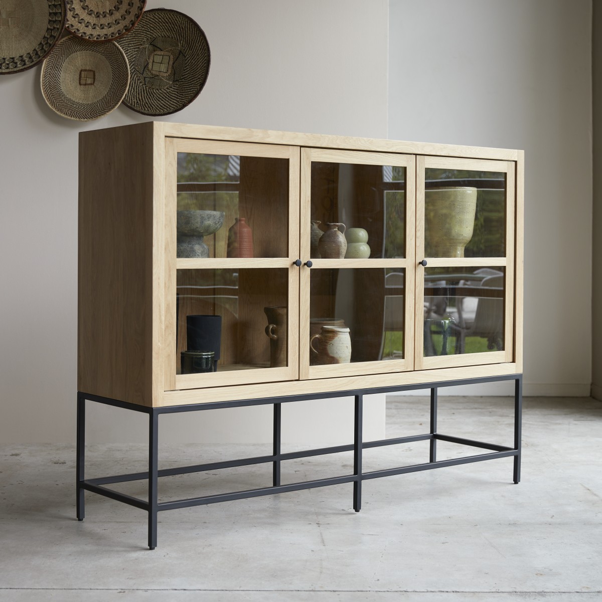 Babeth - Niedriger Vitrinenschrank aus massiver Eiche