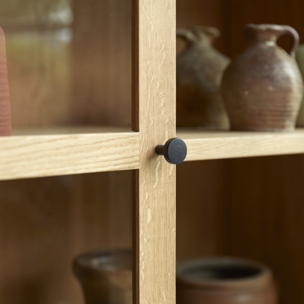 Babeth - Niedriger Vitrinenschrank aus massiver Eiche