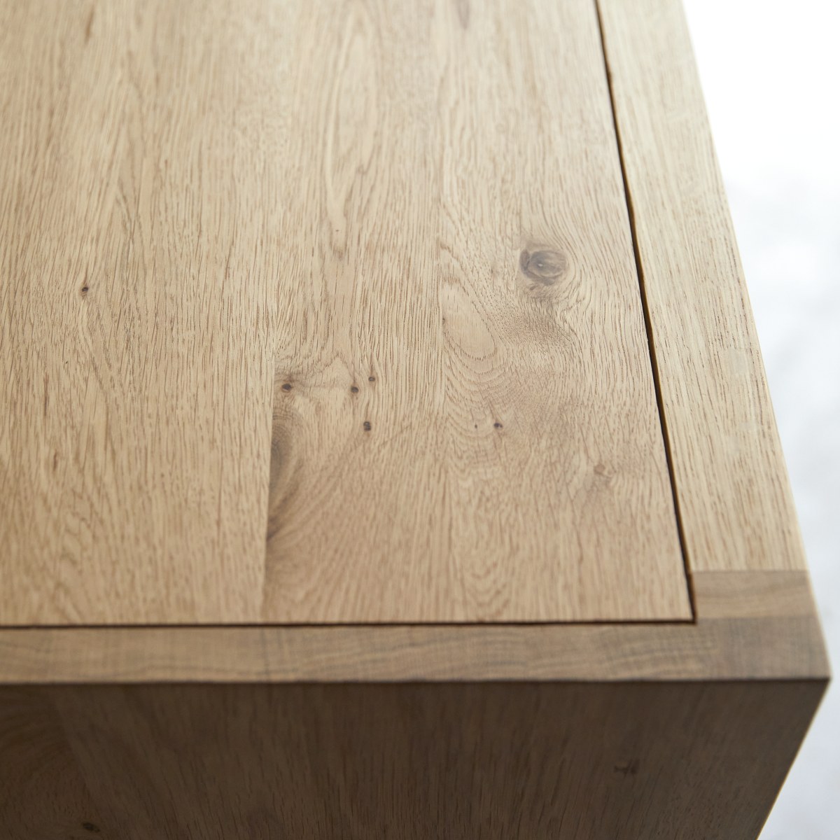 Babeth - Niedriger Vitrinenschrank aus massiver Eiche