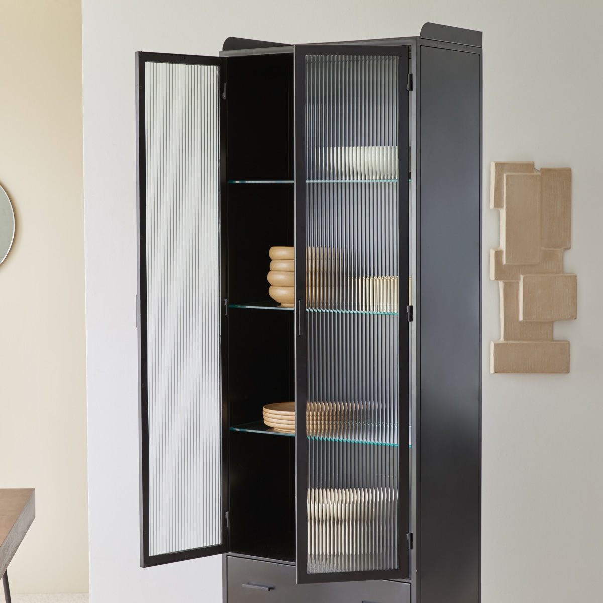Emil - Hohe Vitrinenschrank aus Metall