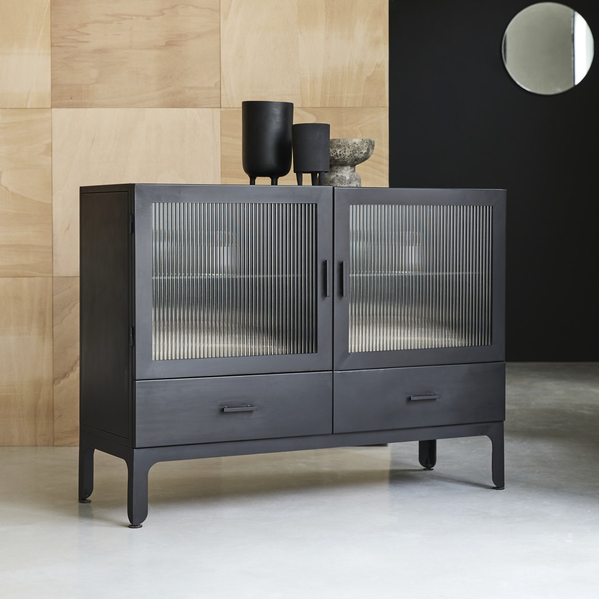 Emil - Niedriger Vitrinenschrank aus Metall