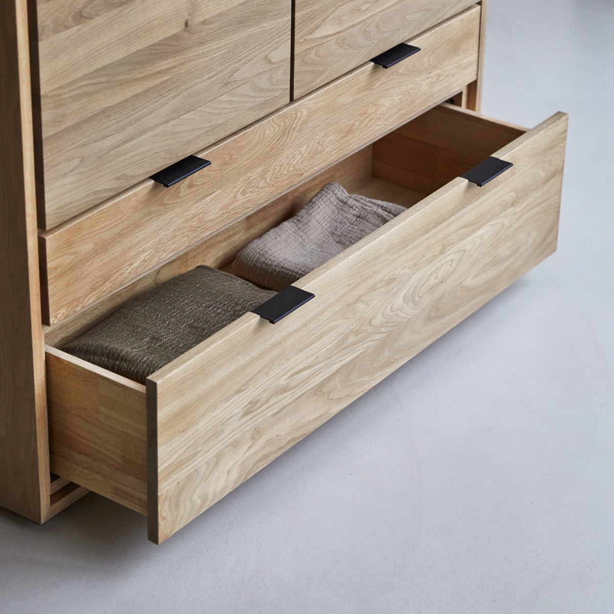 Senson - Esszimmerschrank aus massiver Eiche