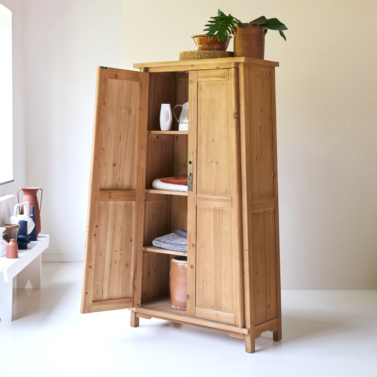 Yuki - Esszimmerschrank aus massiver recycelter Pinie