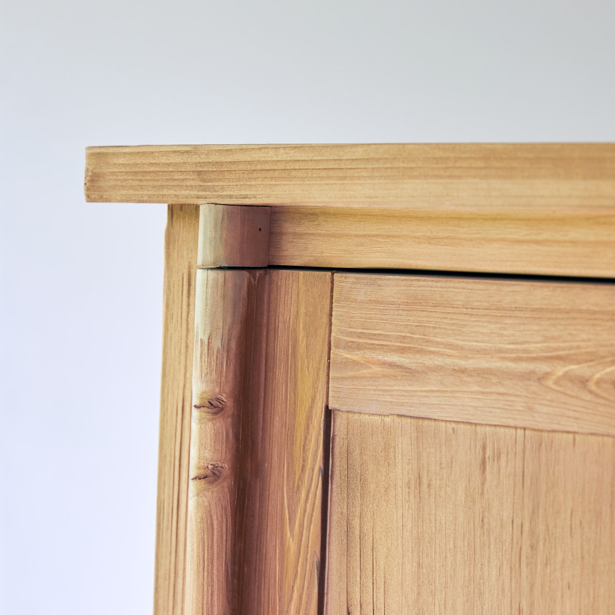 Yuki - Schrank aus massiver recycelter Pinie