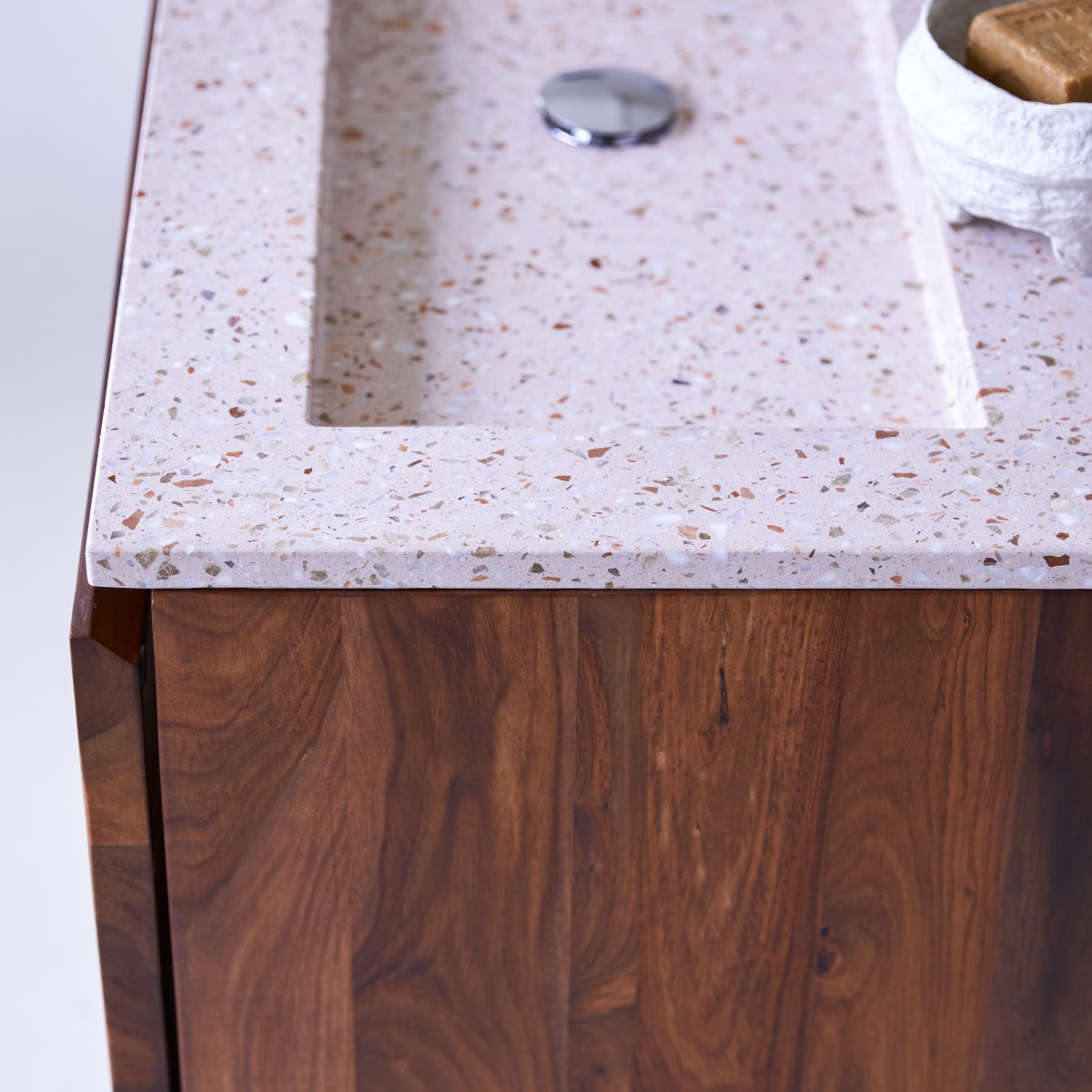 Nova - Badkamermeubel van massief palissander en roze premium terrazzo 80