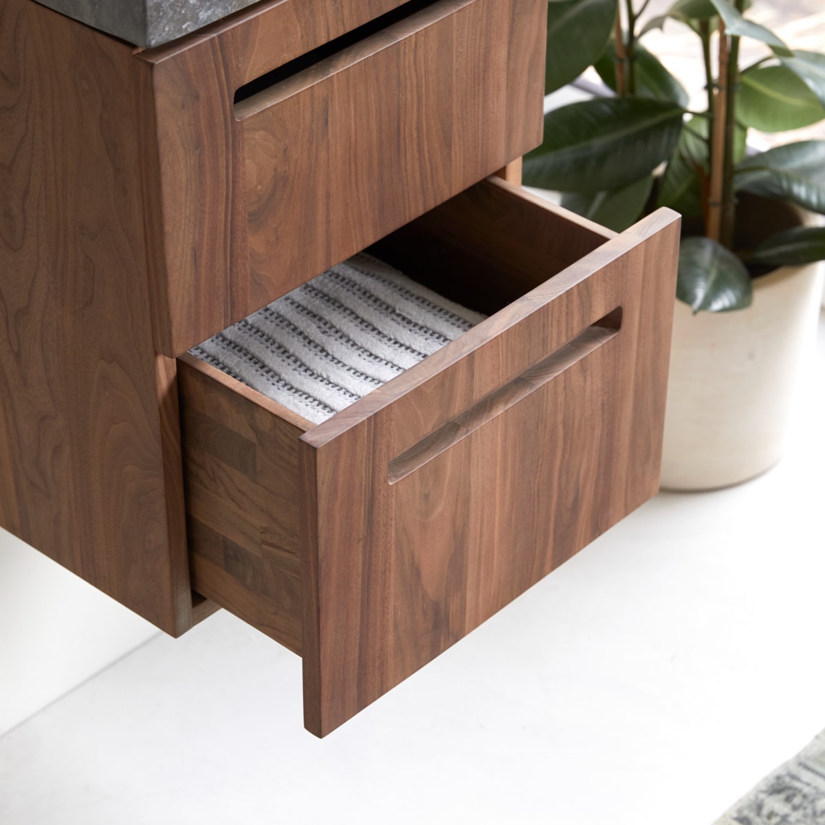 Line - Badezimmerschrank aus Nussbaum massiv und Marmor 40 cm