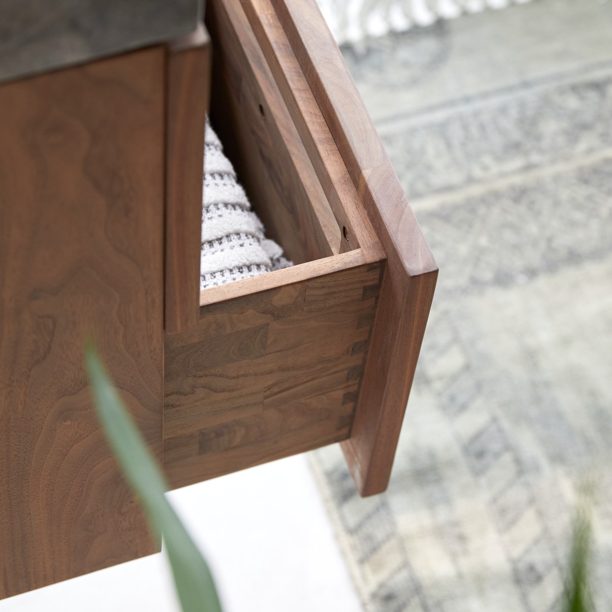 Line - Badezimmerschrank aus Nussbaum massiv und Marmor 40 cm