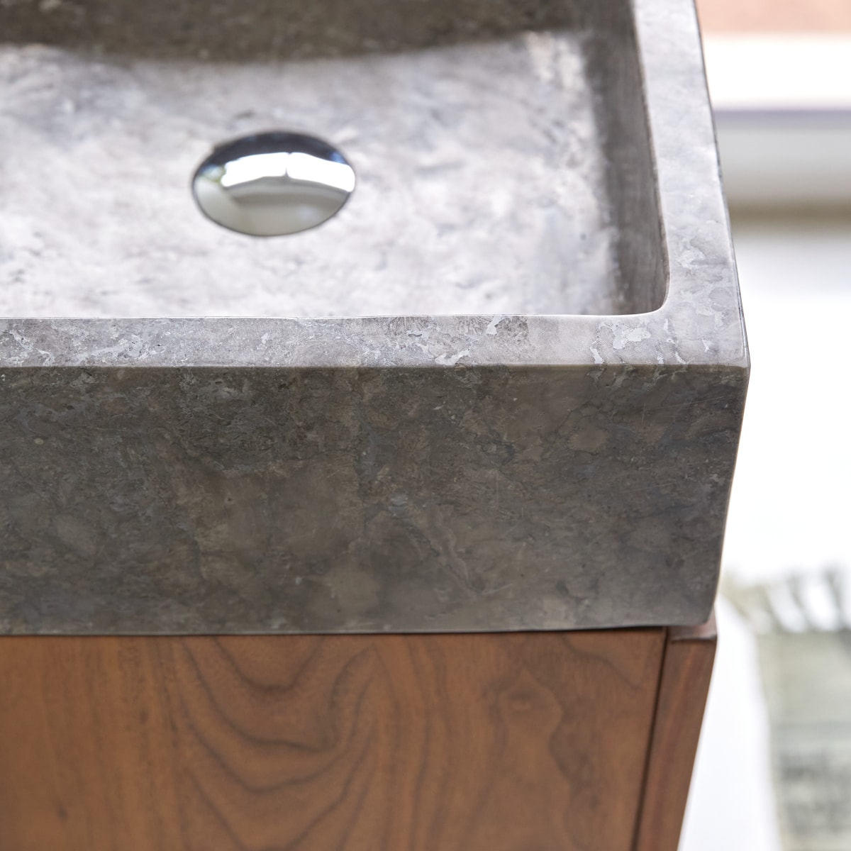 Line - Badezimmerschrank aus Nussbaum massiv und Marmor 40 cm