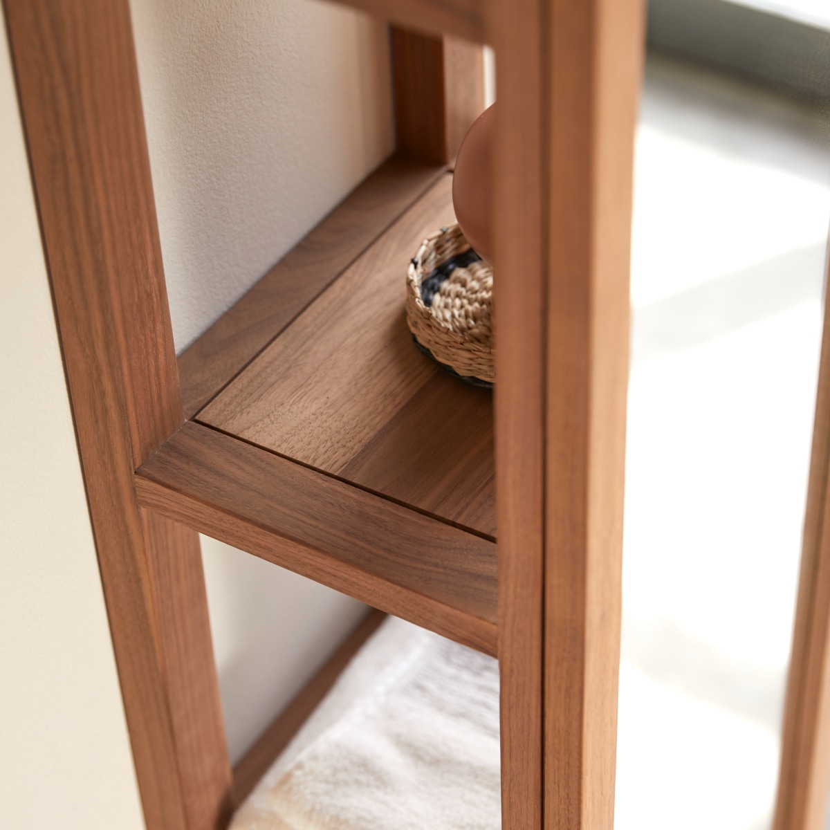 Twig - Hochschrank aus massivem Nussbaumholz rechts