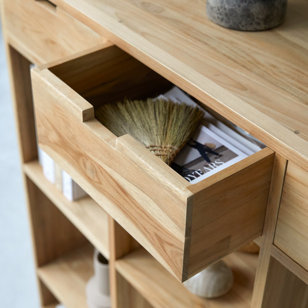 Miho - Lage boekenkast van massief teakhout
