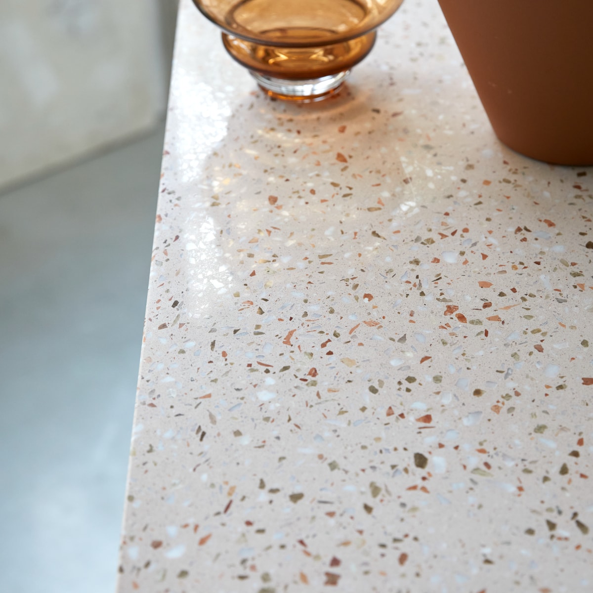 Miho - Konsole aus massivem Teak mit Premium-Terrazzo Pink