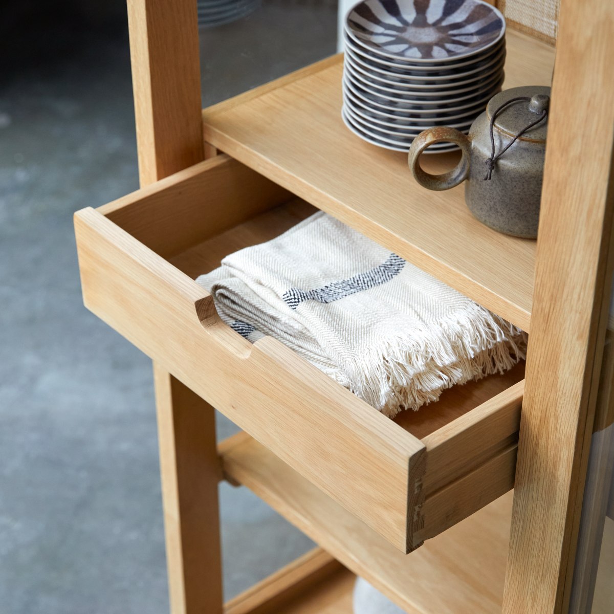 Adel - Esszimmerschrank aus Massiveiche