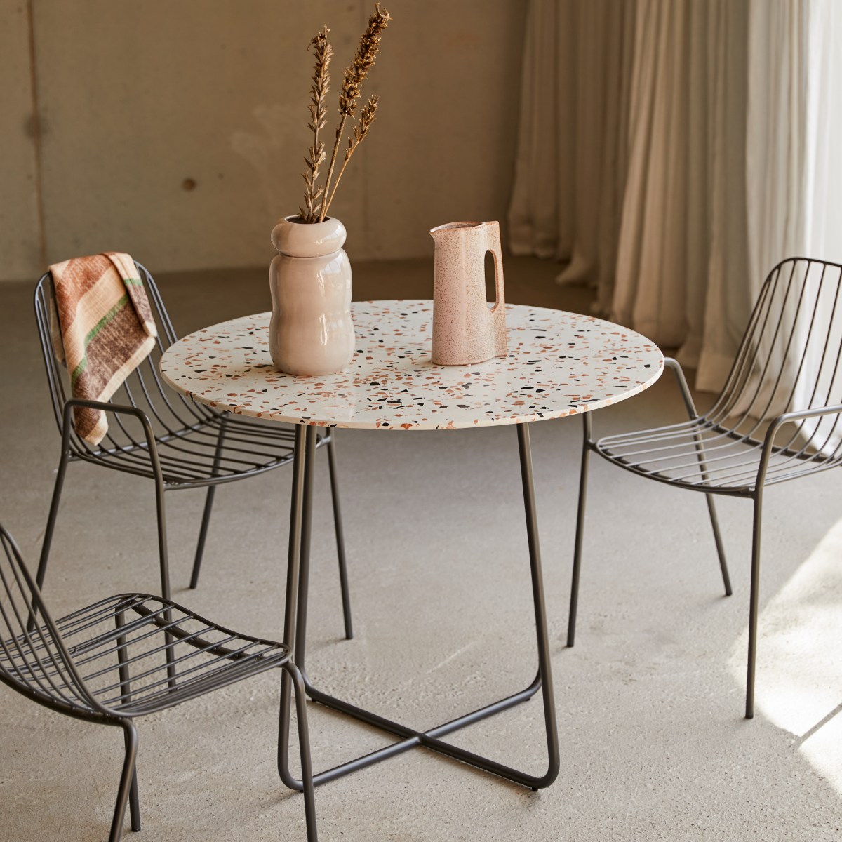 Elio - Runder Tisch aus Premium-Terrazzo und Metall brown 4 Pers.