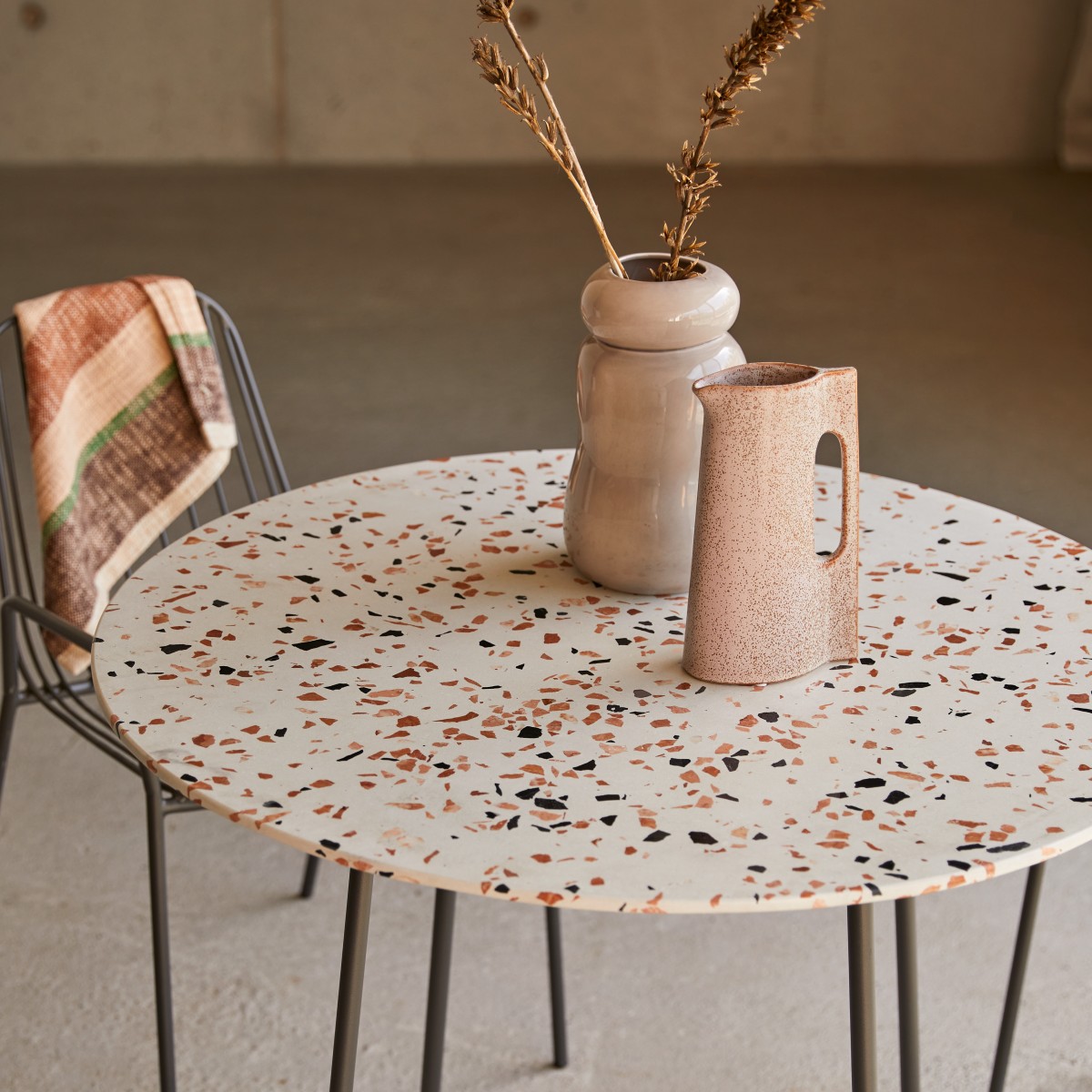 Elio - Runder Tisch aus Premium-Terrazzo und Metall brown 4 Pers.