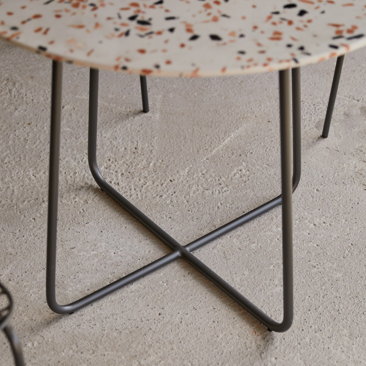 Elio - Runder Tisch aus Premium-Terrazzo und Metall brown 4 Pers.