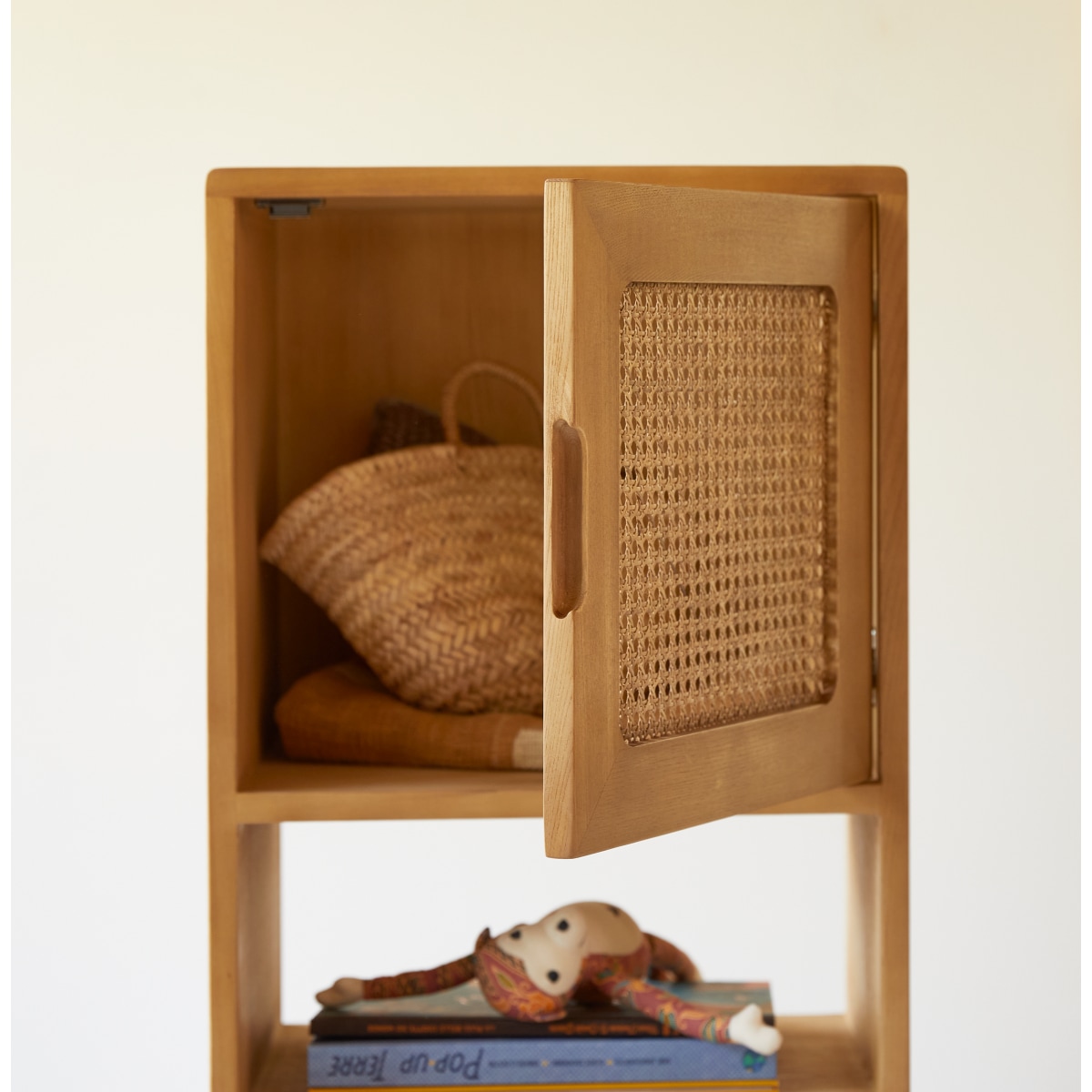 Luis - Hoher Kinder-Bücherschrank aus Ulme und Rattangeflecht