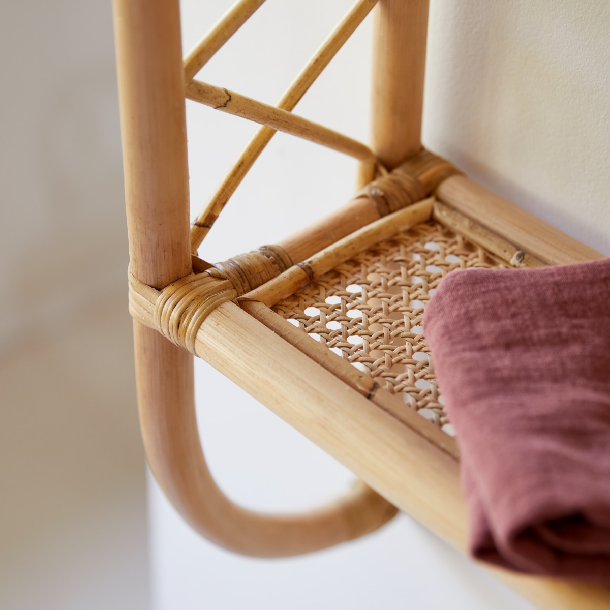 Marius - Kinder-Wandregal aus Rattan