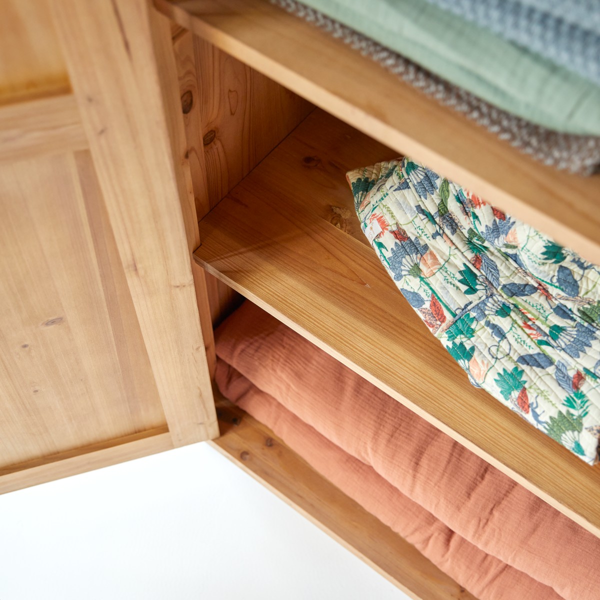 Yuki - Kinderschrank aus massiver Recycling-Pinie