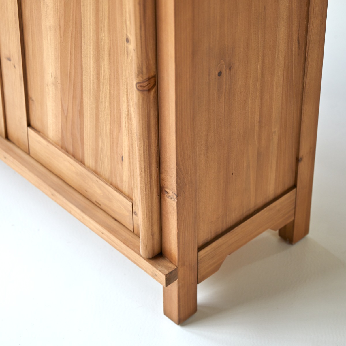 Yuki - Kinderschrank aus massiver Recycling-Pinie