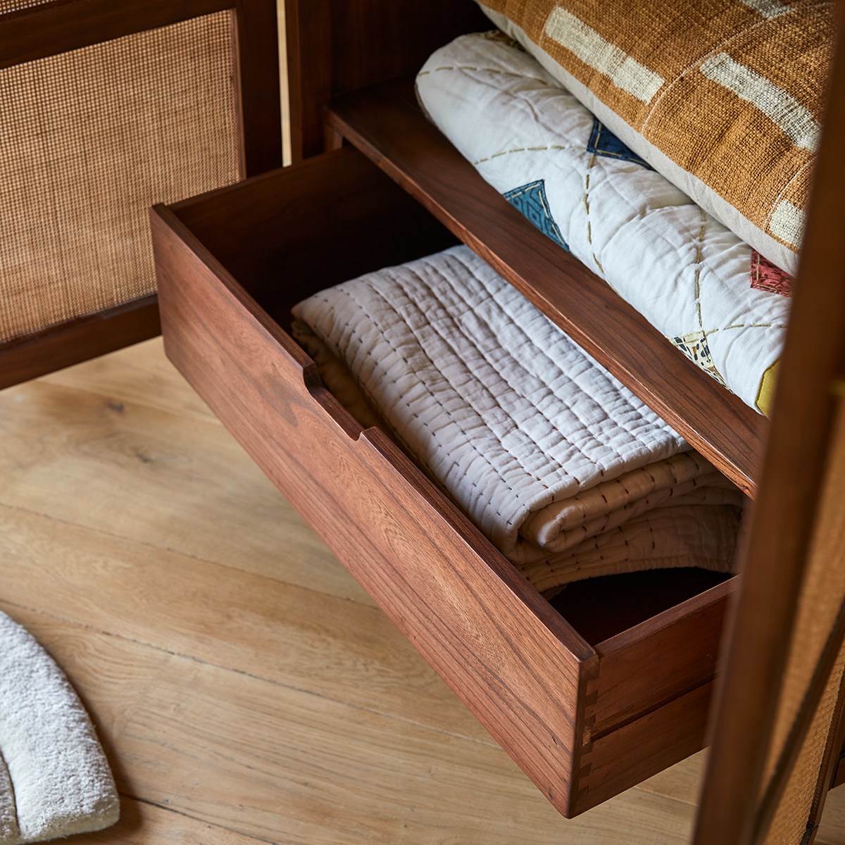Lisbeth - Kinderschrank aus Ulme und Rattangeflecht