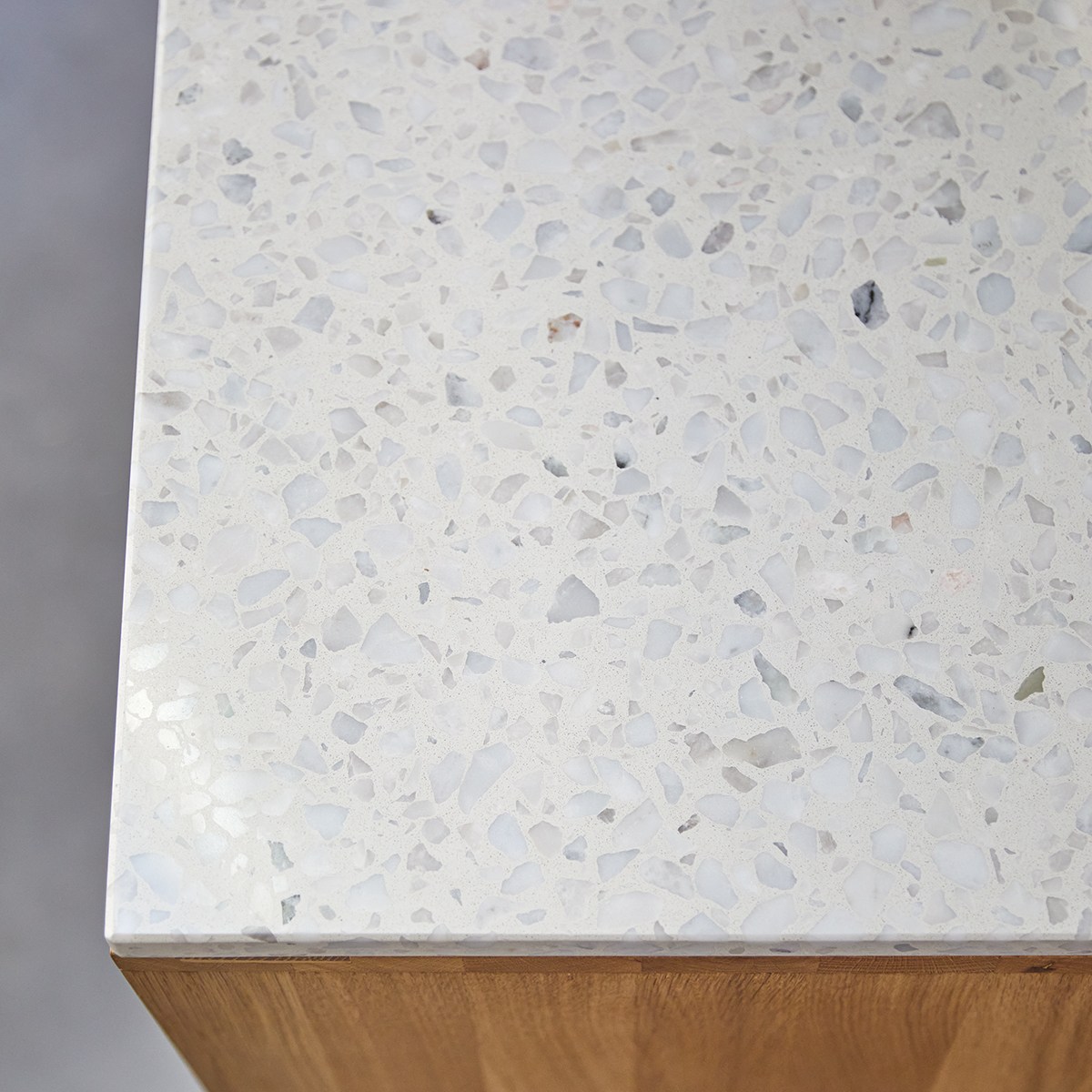 Miho - Libreria bassa in legno di quercia massello e battuto di terrazzo premium white