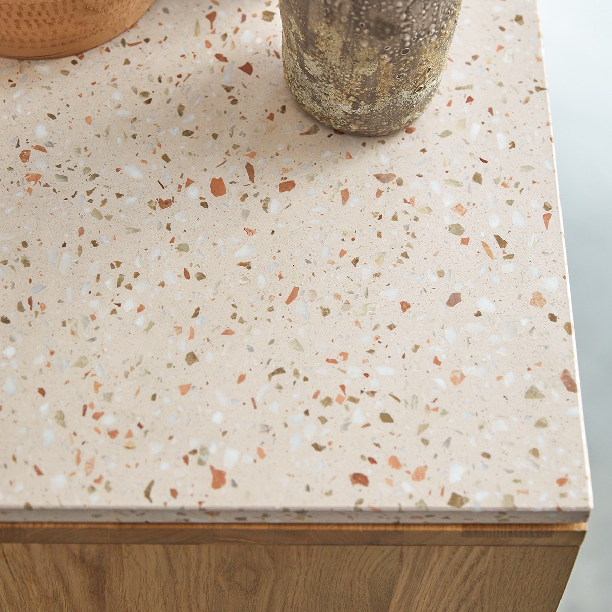 Miho - Niedriges Bücherregal aus massiver Eiche mit Premium-Terrazzo Pink