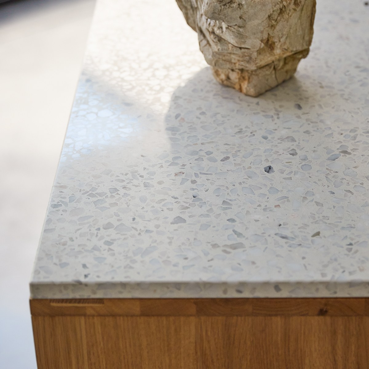 Miho - Konsole aus massiver Eiche mit Premium-Terrazzo White
